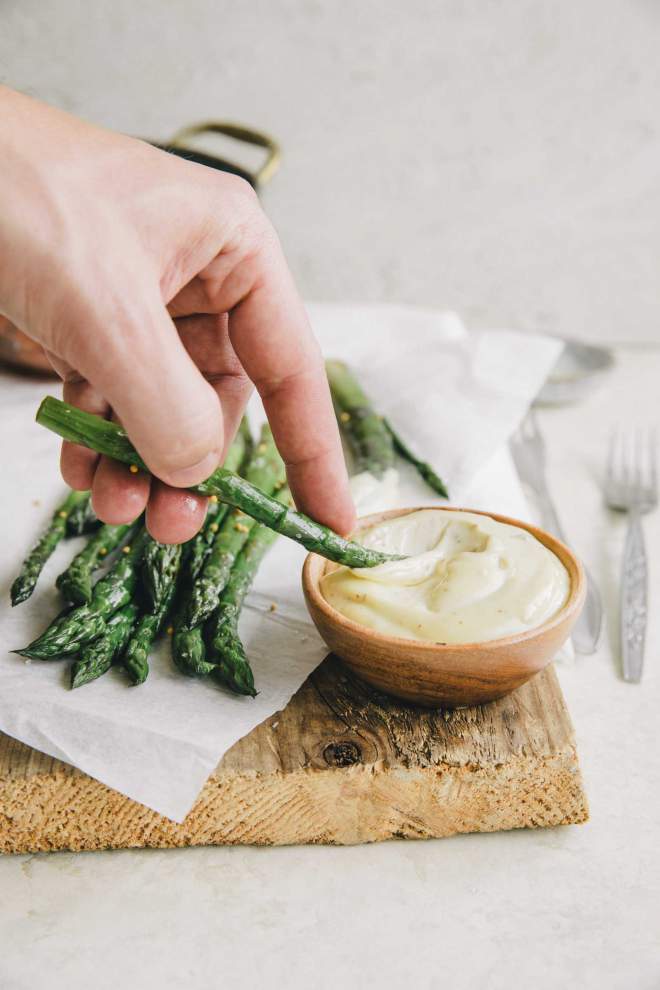 Grilled asparagus with anchovies mayo