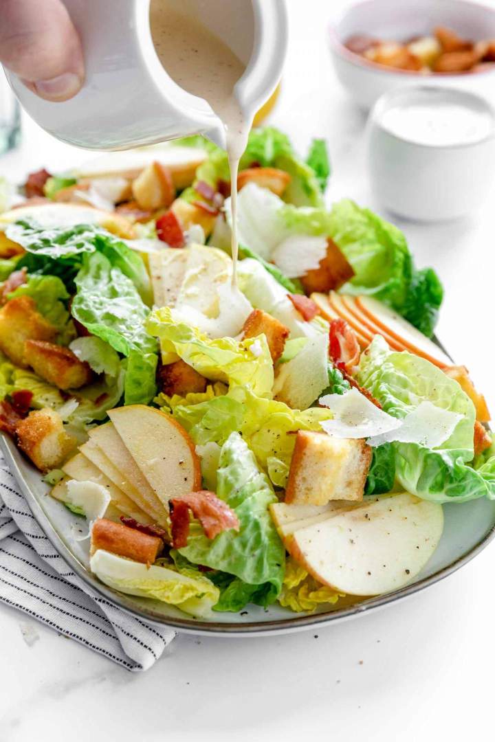 Cezarjeva solata z jabolki Bacon Caesar Salad with Apples