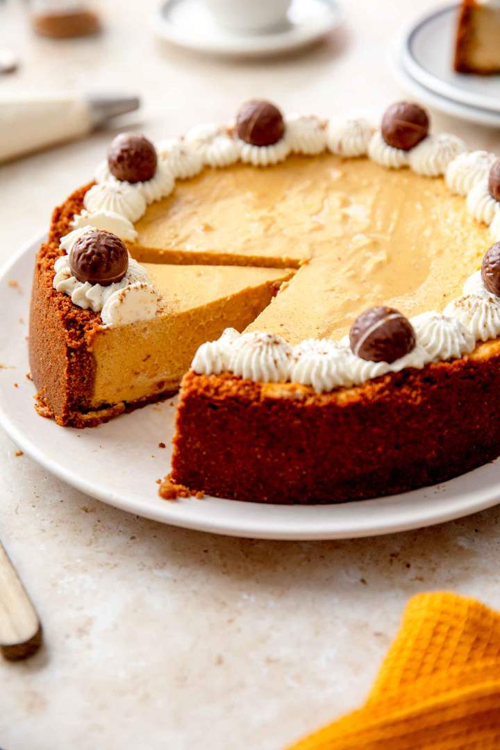 Pumpkin cheesecake is a wonderful autumn dessert made with a cookie crust and a creamy pumpkin filling. Perfect for celebrations, or to enjoy with tea. Pumpkin Cheesecake
