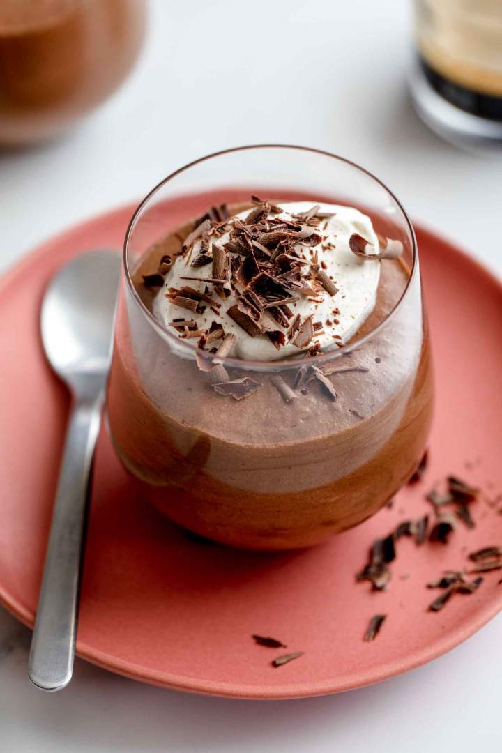 Čokoladni Mousse postrežen s stepeno smetano in nastrgano čokolado
