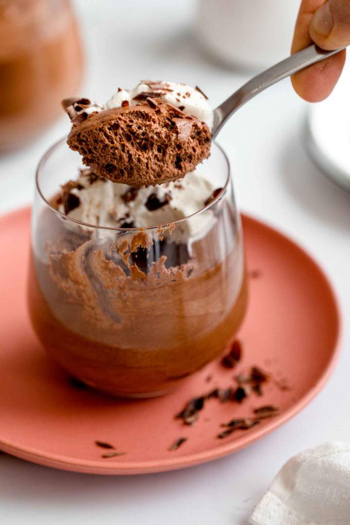 Čokoladni Mousse postrežen s stepeno smetano in nastrgano čokolado