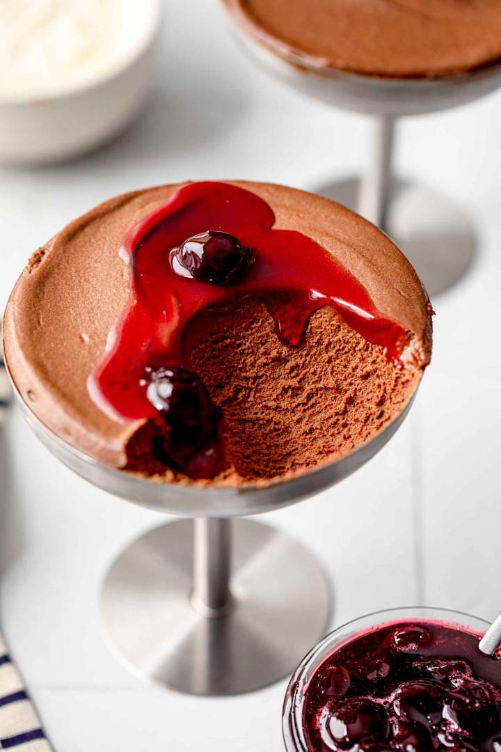 Čokoladni mousse iz 2 sestavin z višnjami Čokoladni mousse iz 2 sestavin z višnjami