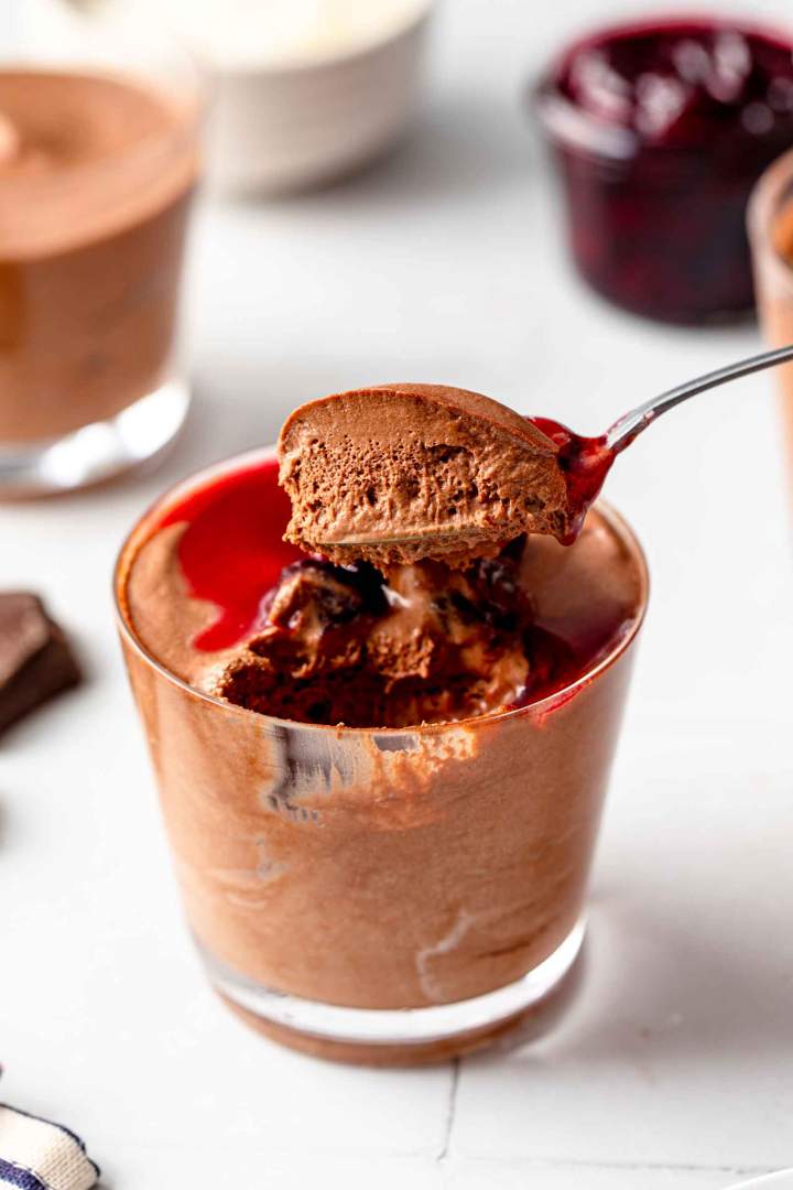 Čokoladni mousse iz 2 sestavin z višnjami Čokoladni mousse iz 2 sestavin z višnjami