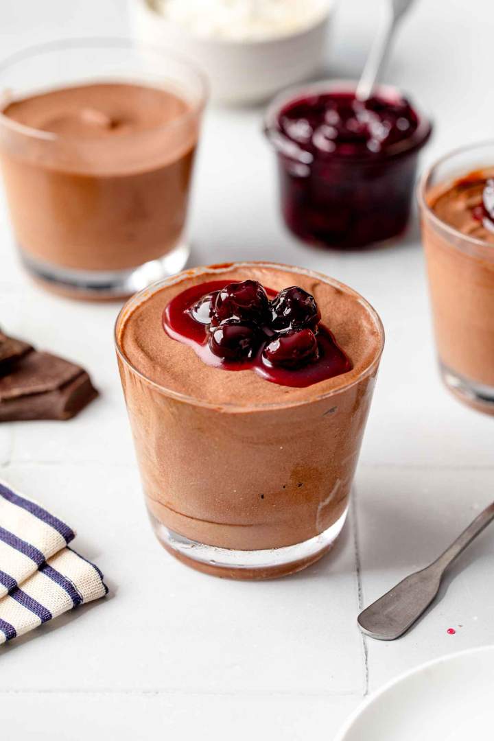 Čokoladni mousse iz 2 sestavin z višnjami Čokoladni mousse iz 2 sestavin z višnjami