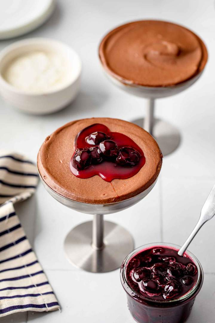 Čokoladni mousse iz 2 sestavin z višnjami Čokoladni mousse iz 2 sestavin z višnjami