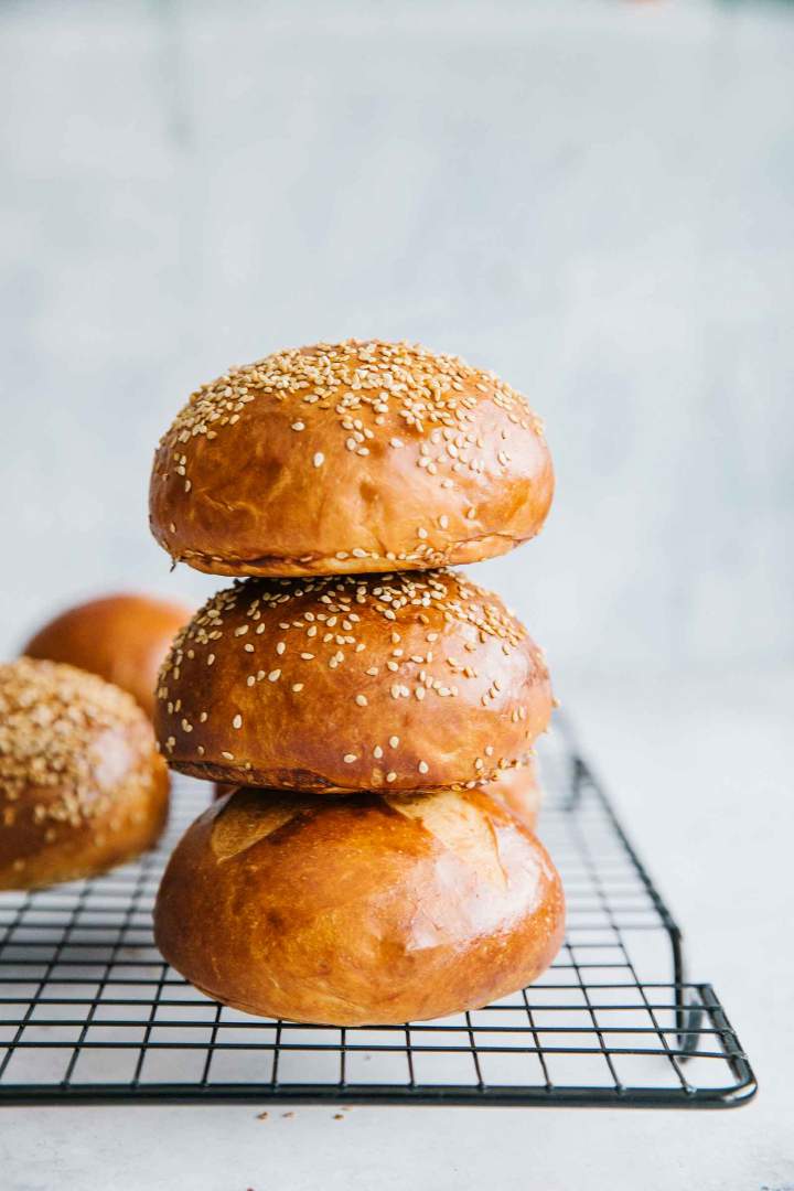 Homemade Burger Brioche Buns are so easy to make. This step by step Burger Bun Recipe and recipe video will help you make the best homemade hamburgers. The buns are soft and sprinkled with sesame. Perfect for housewarming party, picnics, fourth of July barbecue or any other weekend dinner party. #burgerbun #briochebuns #homemadehamburger #hamburgerbun #easybrioche #breadrolls #jernejkitchen Homemade Burger Brioche Buns