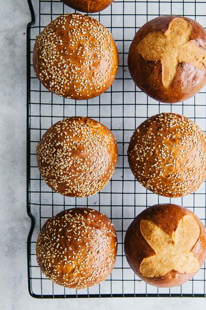 Homemade Burger Brioche Buns are so easy to make. This step by step Burger Bun Recipe and recipe video will help you make the best homemade hamburgers. The buns are soft and sprinkled with sesame. Perfect for housewarming party, picnics, fourth of July barbecue or any other weekend dinner party. #burgerbun #briochebuns #homemadehamburger #hamburgerbun #easybrioche #breadrolls #jernejkitchen Homemade Burger Brioche Buns