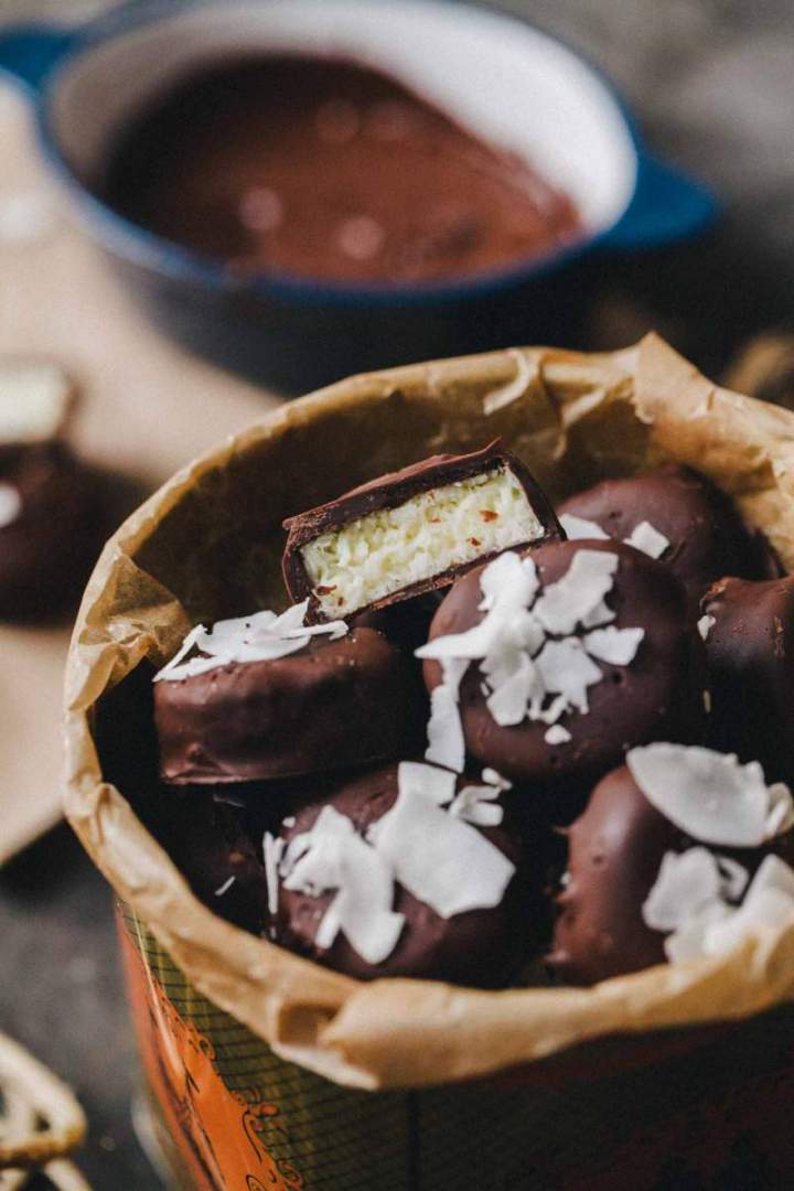 Čokoladni kokosovi cekini z limetino kremo v darilni embalaži