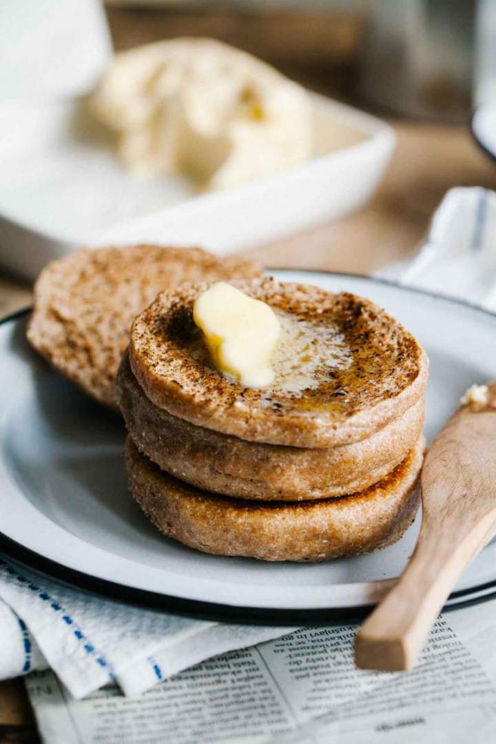 Pirini angleški kruhki namazani z maslom
