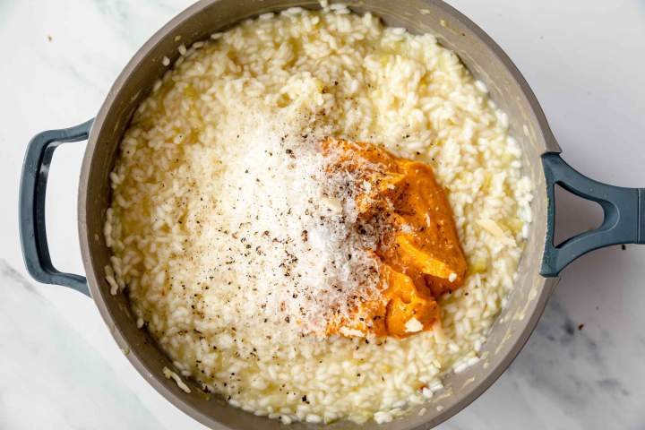 dodajanje bučnega pireja in parmezana v rižoto