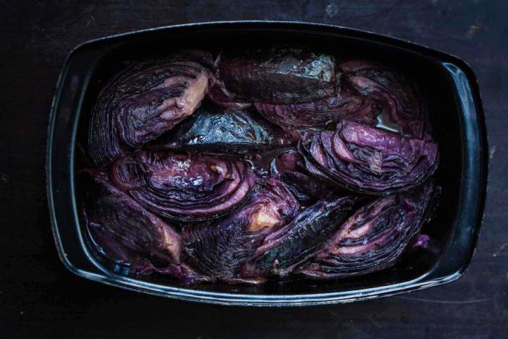Red cabbage with sweet apples